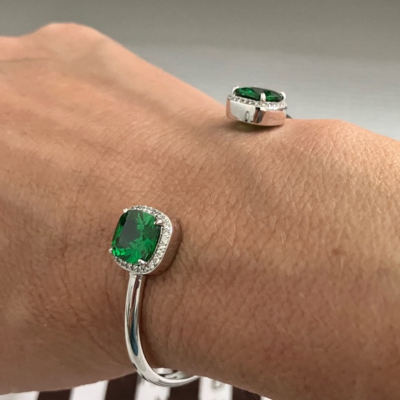 NWOT Henri Bendel open bangle bracelet. - Picture 7 of 7